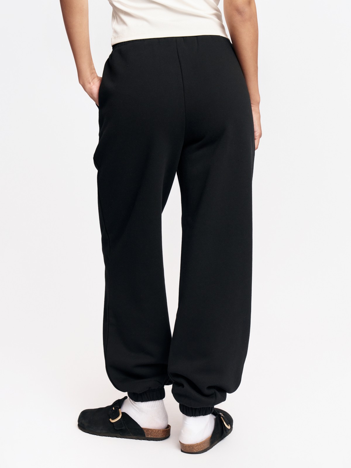 Утеплённые брюки-джоггеры на резинке