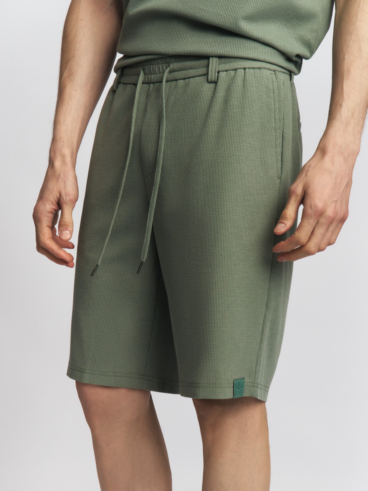 Трикотажные шорты на резинке