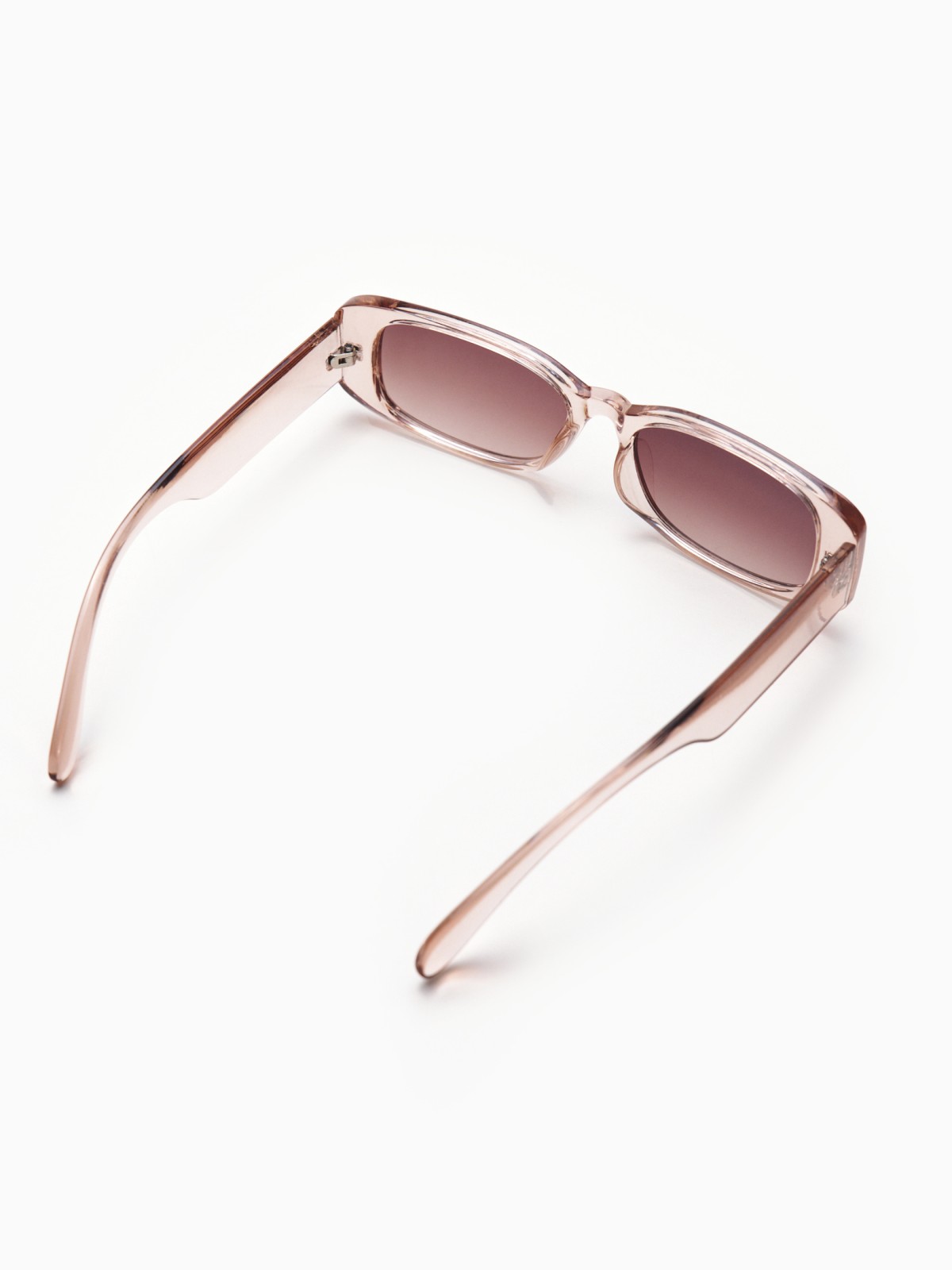 Солнцезащитные очки в полупрозрачной оправе