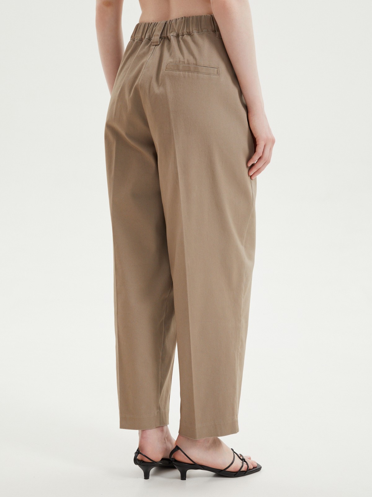 Брюки фасона Carrot на резинке со стрелками