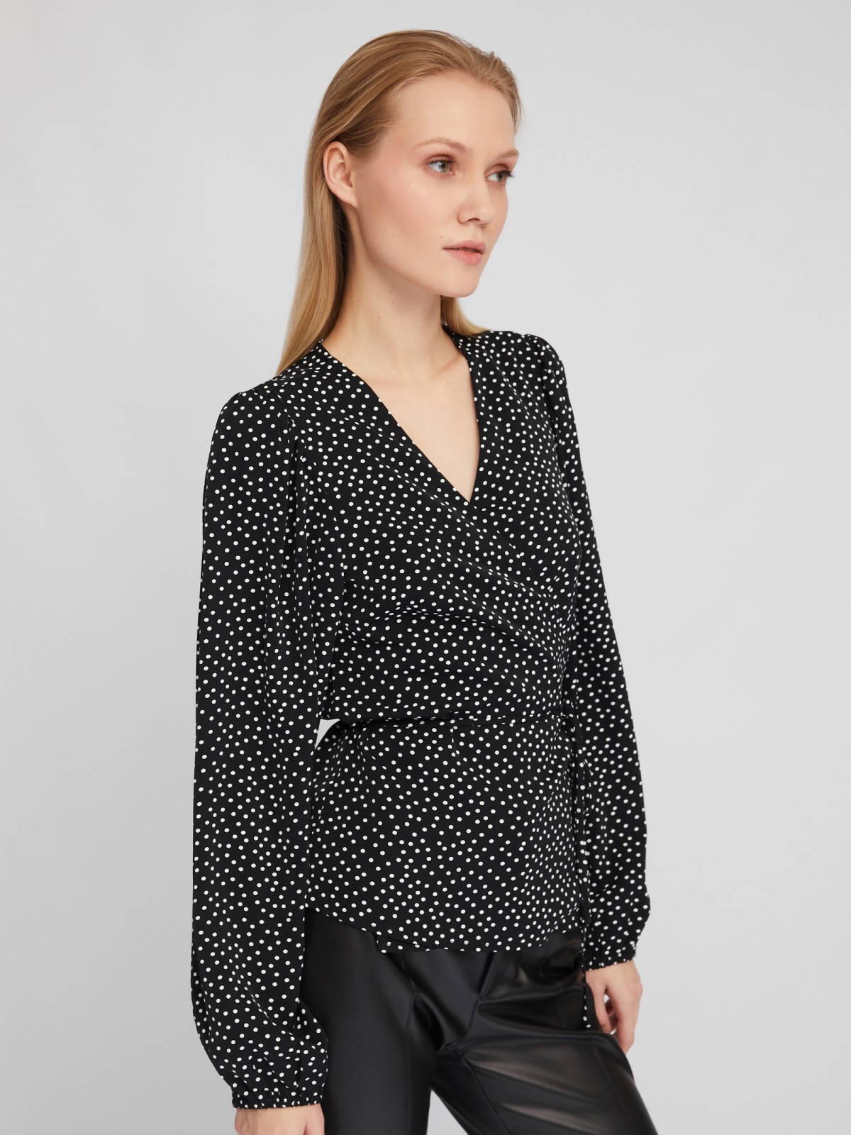 Блузка на запах с объёмным рукавом и принтом в горошек zolla 024111159191, цвет черный, размер XS - фото 5