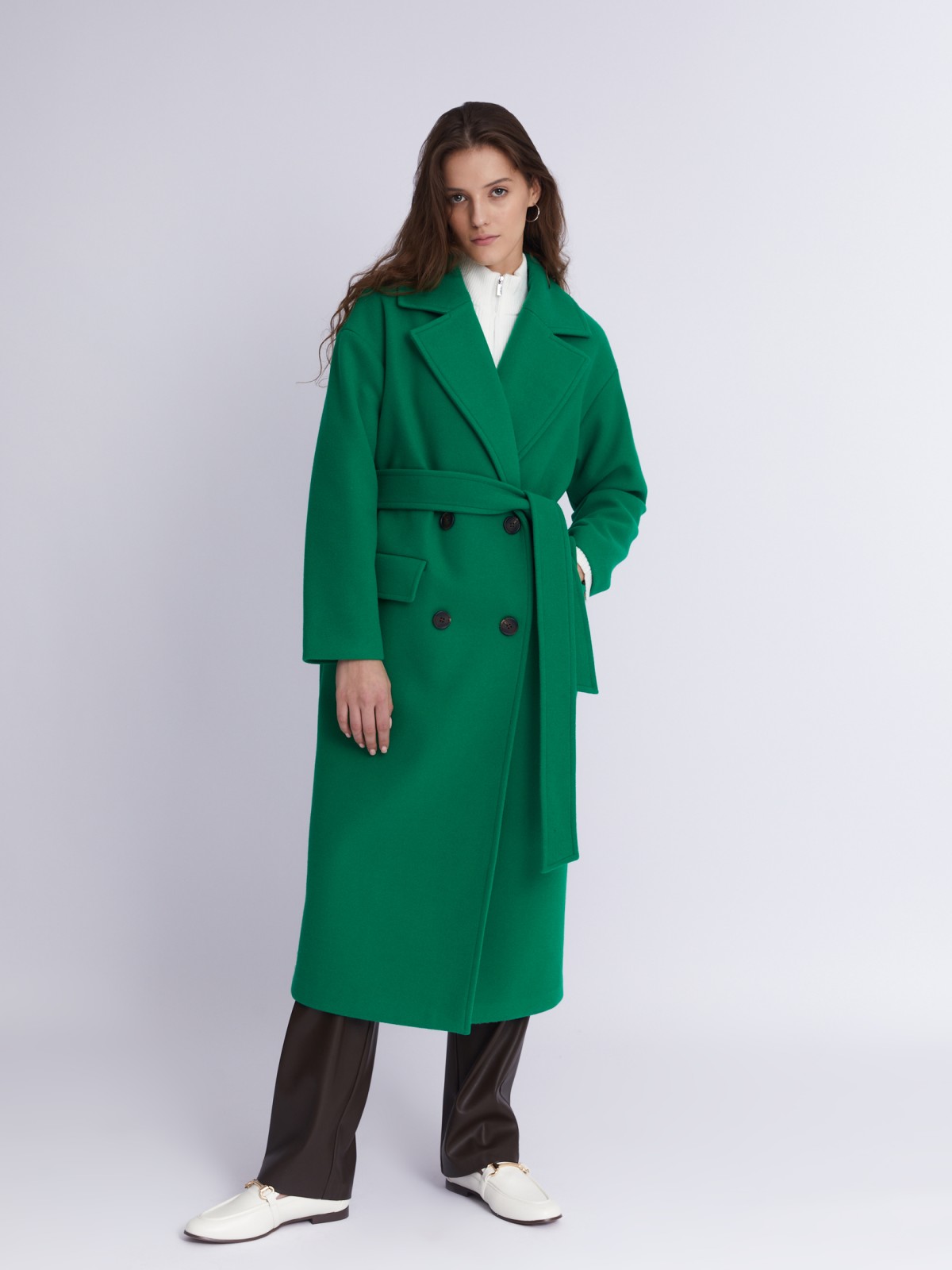 Длинное пальто оверсайз силуэта без утеплителя на пуговицах с поясом