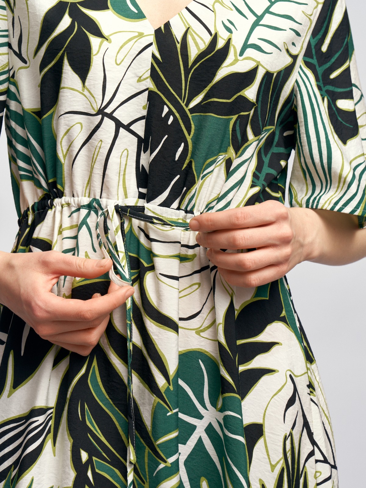 Ярусное платье длины макси с вырезом