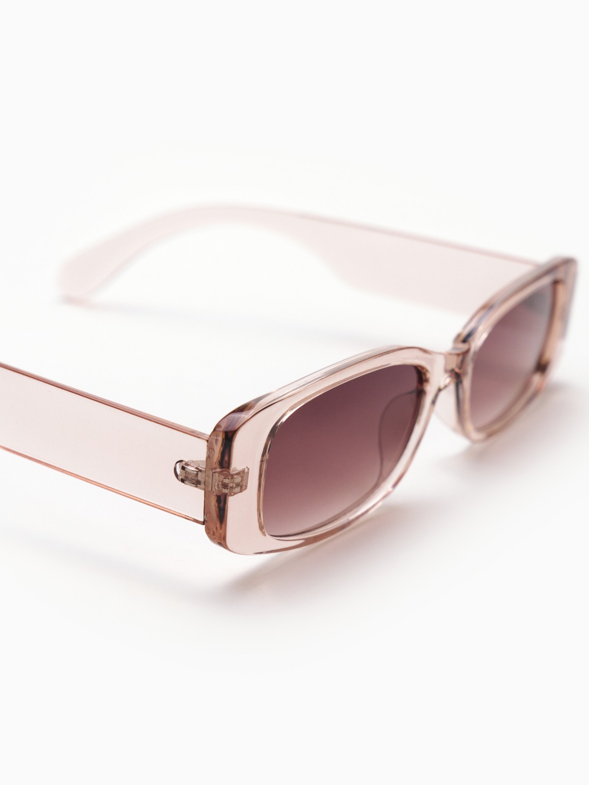 Солнцезащитные очки в полупрозрачной оправе