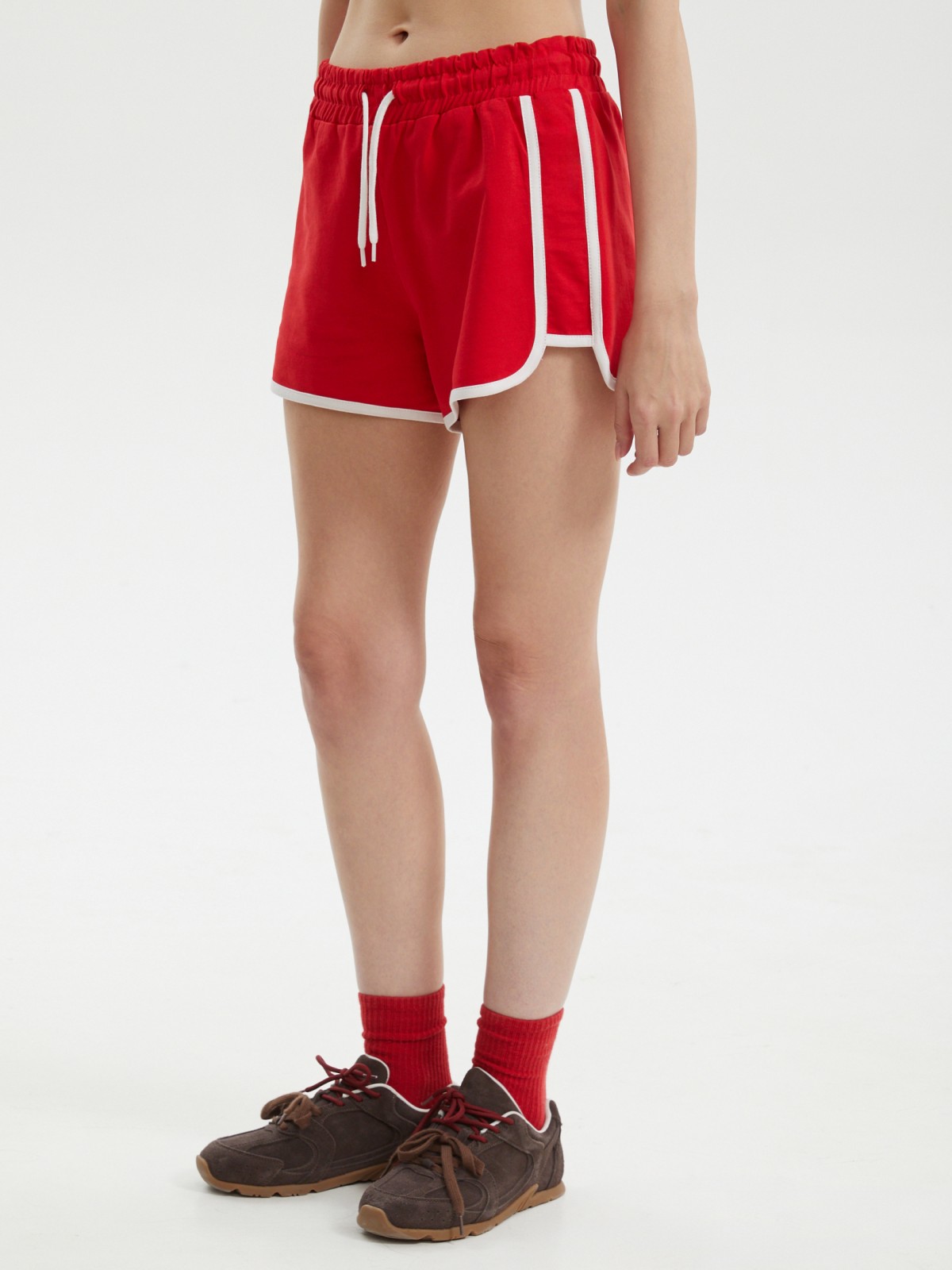 Короткие шорты из хлопка с лампасами