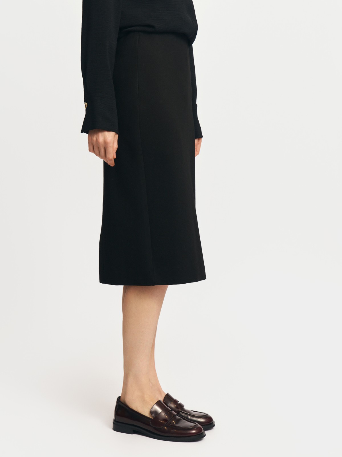 Трикотажная юбка-карандаш длины миди на резинке