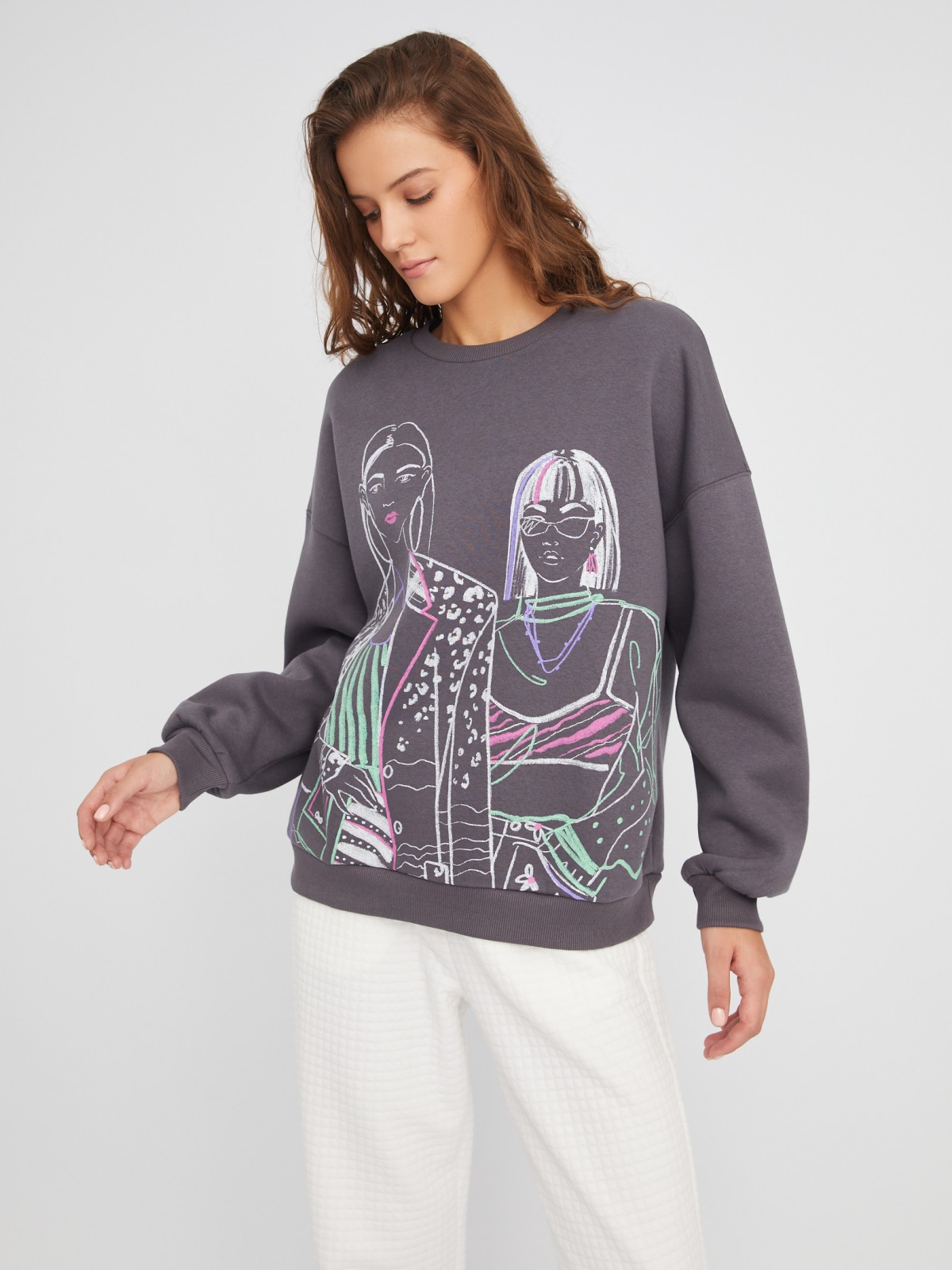 Утеплённый свитшот с длинным рукавом и акцентным принтом