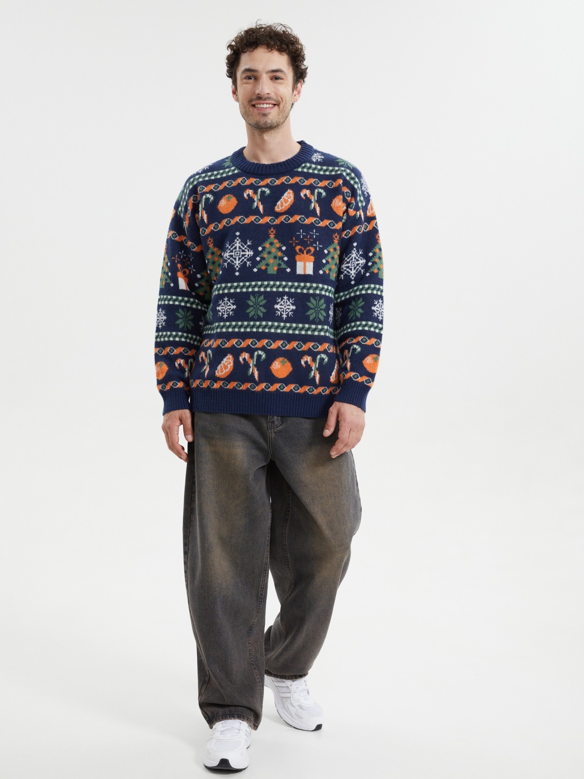 Вязаный джемпер с новогодним узором