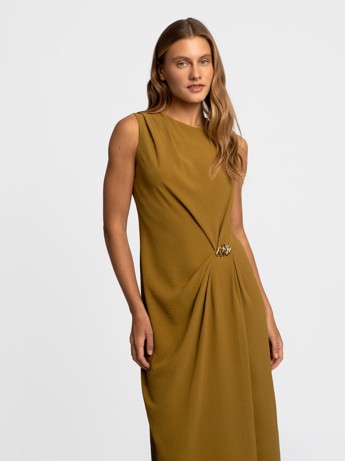 Платье миди с драпировкой без рукавов