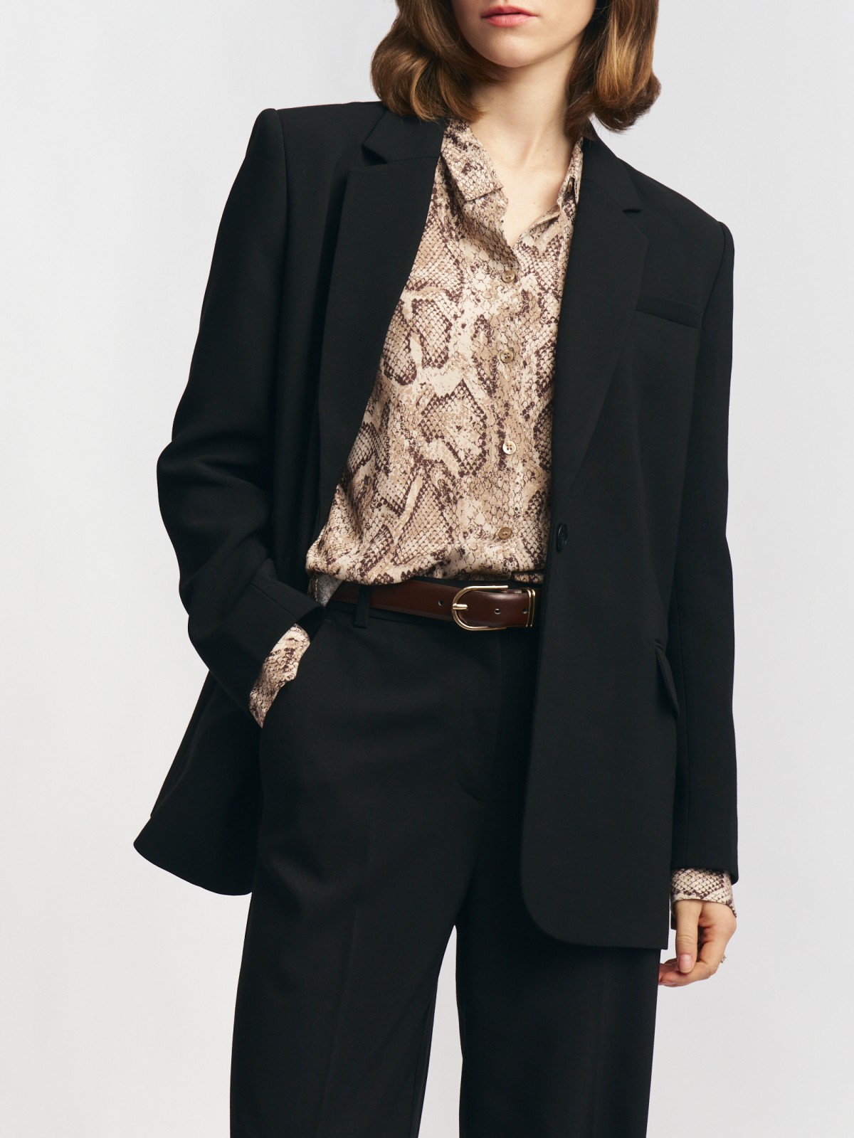 Однобортный жакет прямого силуэта на пуговице