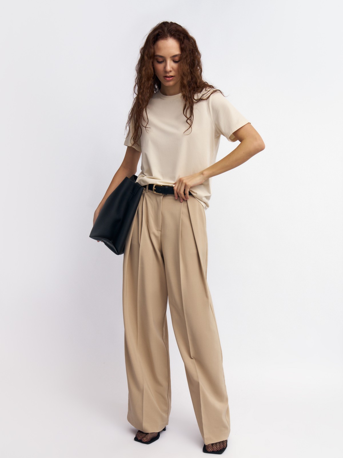 Прямые брюки со складками-стрелками