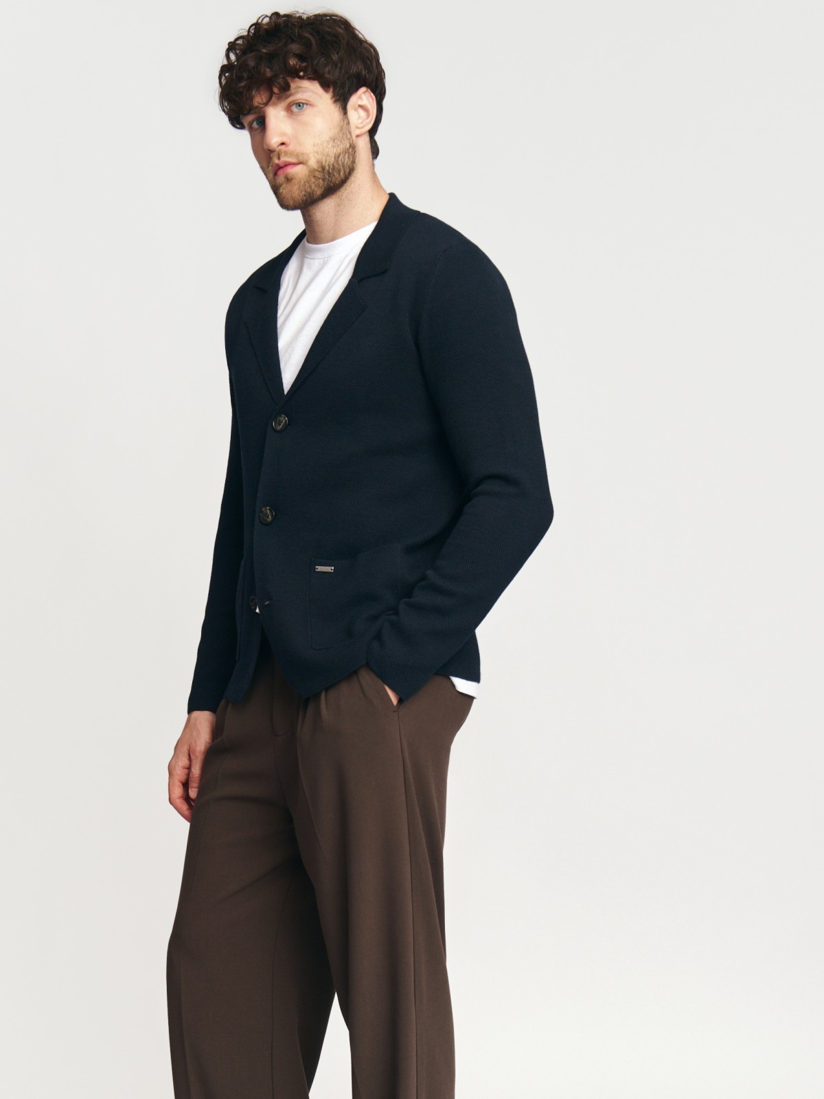 Вязаный кардиган на пуговицах с воротником и карманами