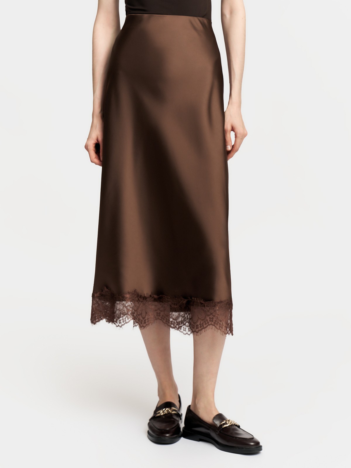Атласная юбка миди с кружевом