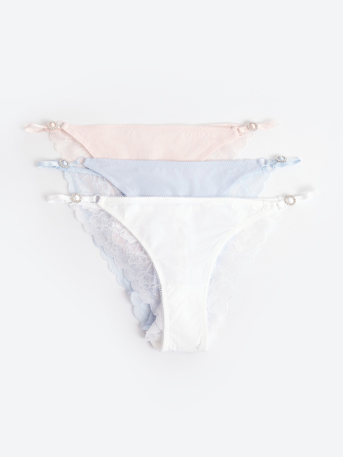 Набор трусов с кружевом 3 шт в комплекте 699₽