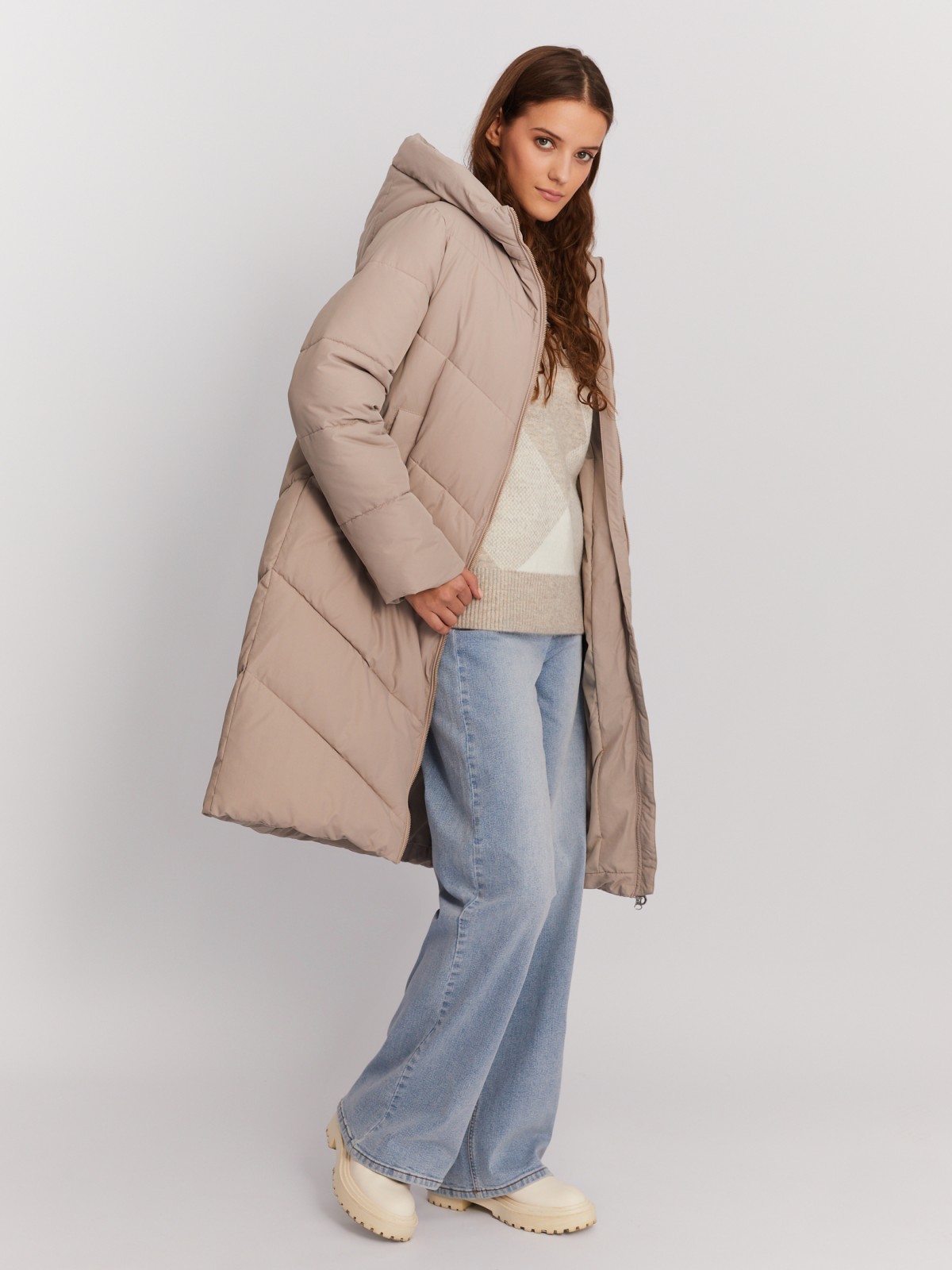 Тёплая стёганая куртка-пальто удлинённого фасона с капюшоном
