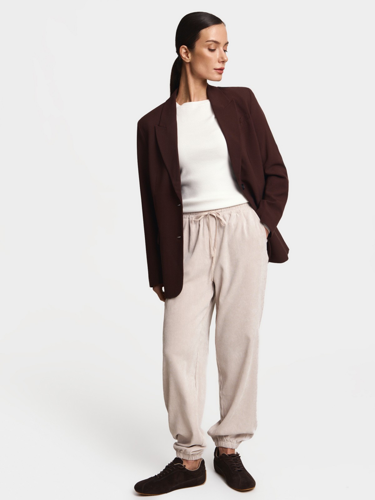 Вельветовые брюки-джоггеры на резинке