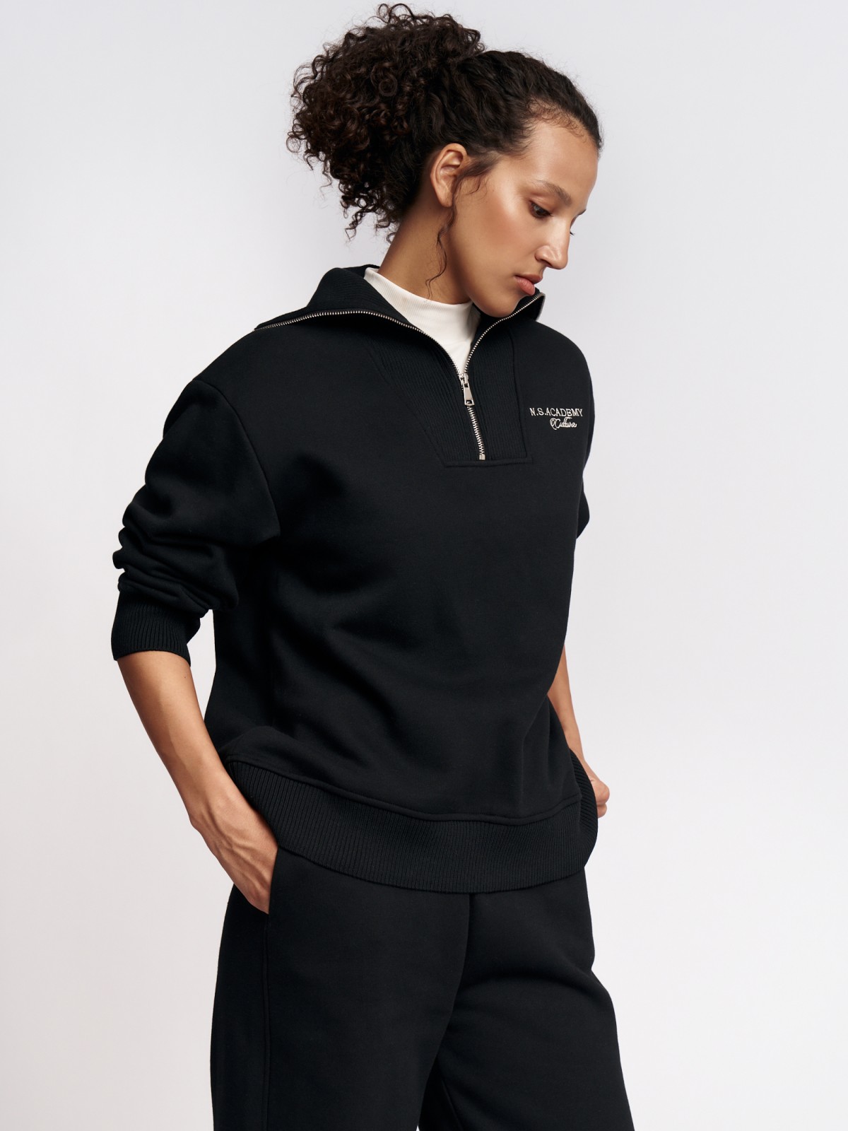 Свитшот с воротником-стойкой на молнии