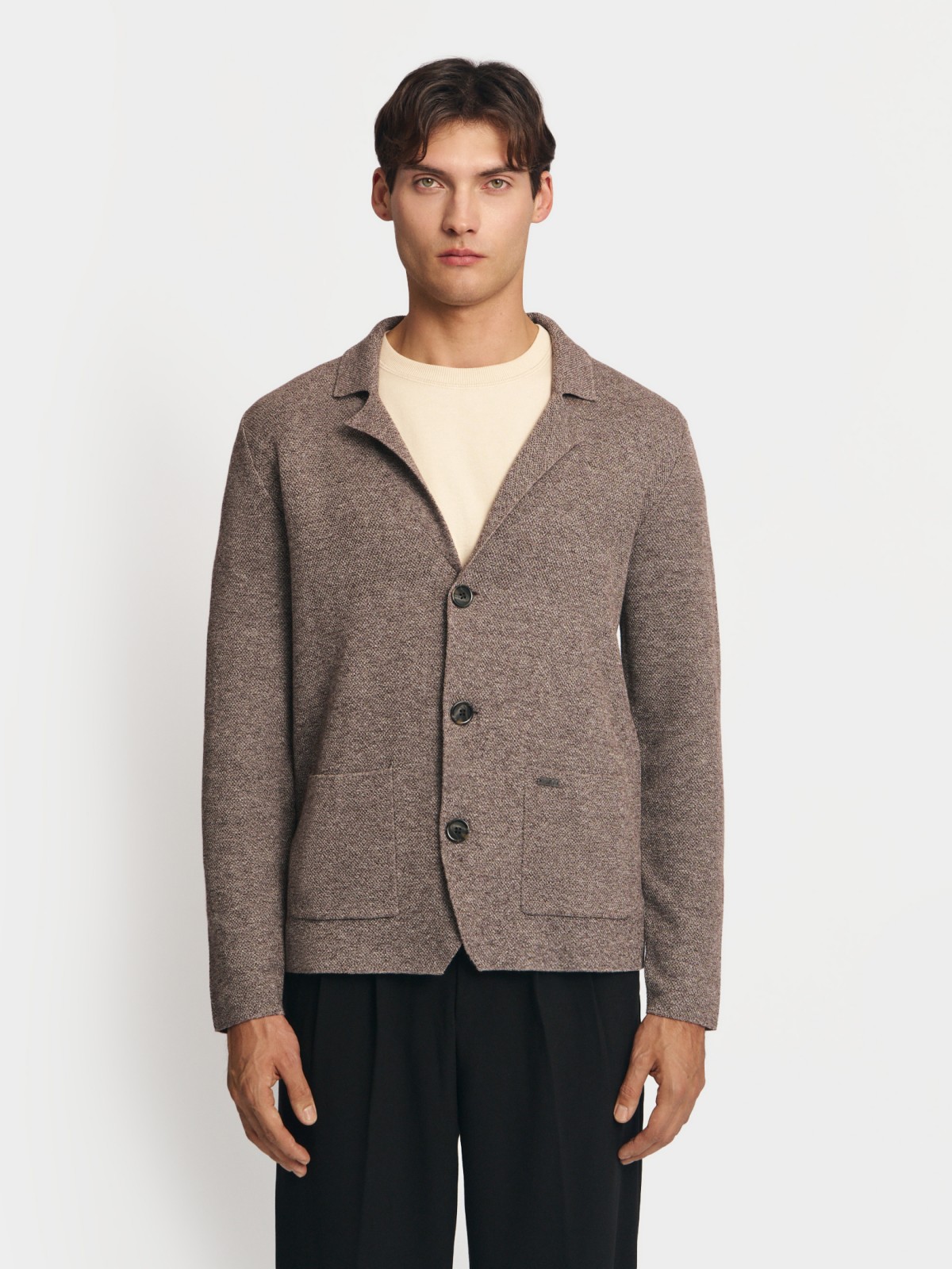 Вязаный кардиган на пуговицах с воротником и карманами