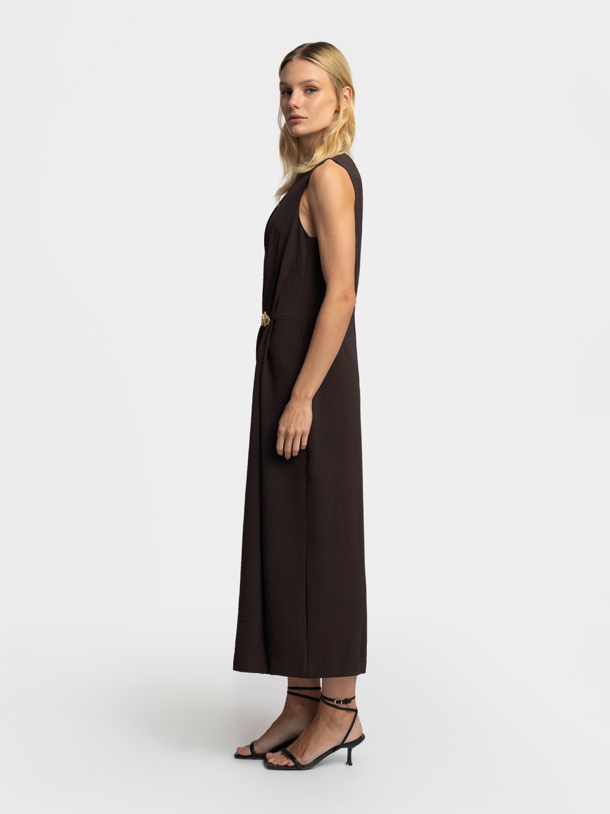 Платье миди с драпировкой без рукавов