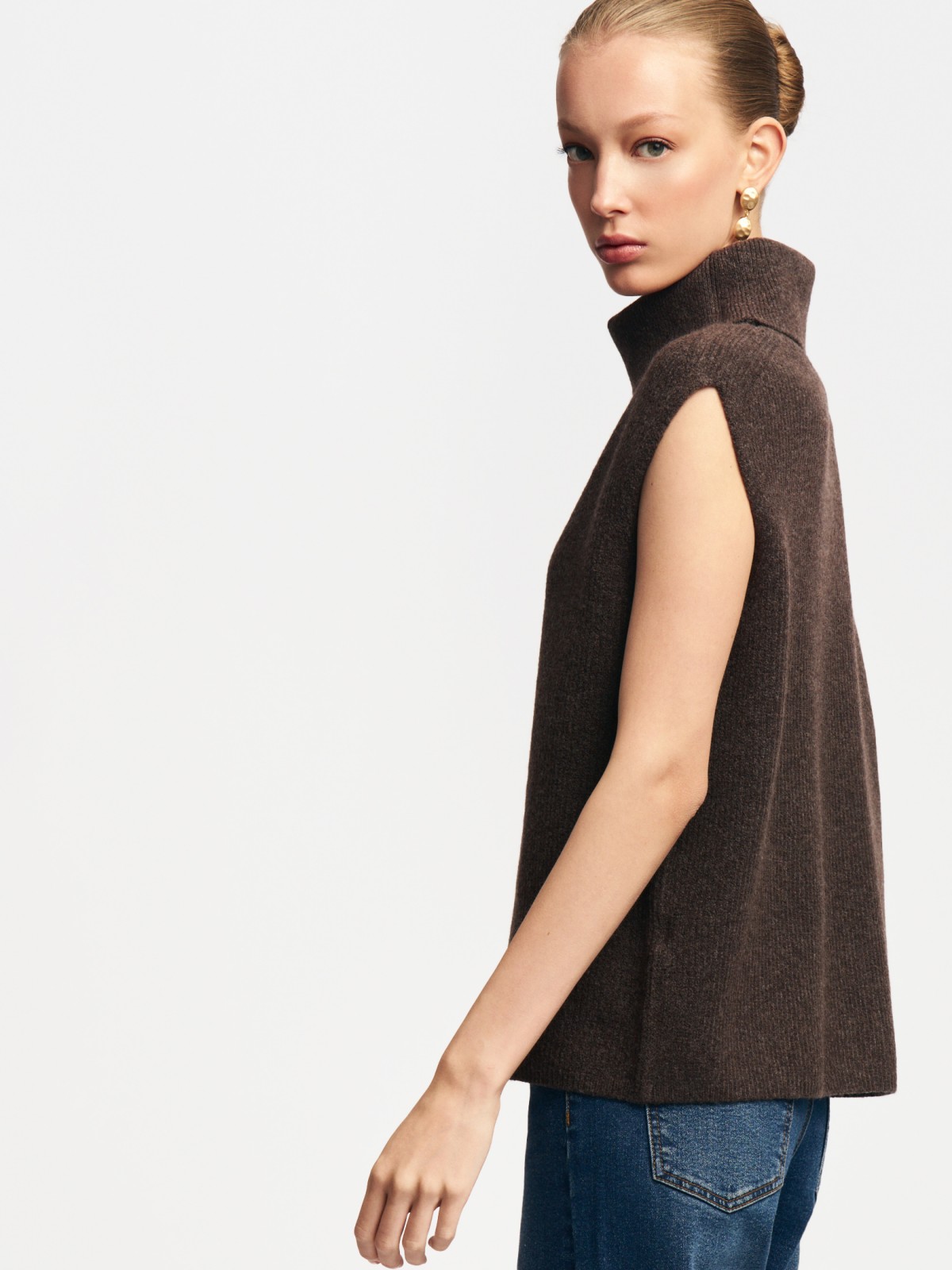 Вязаный трикотажный топ с горлом