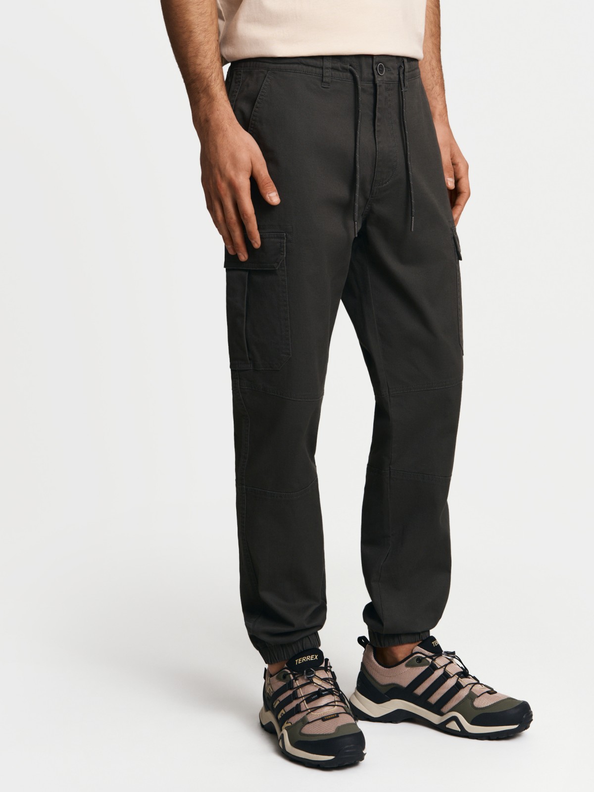 Брюки джоггеры из хлопка с карманами карго