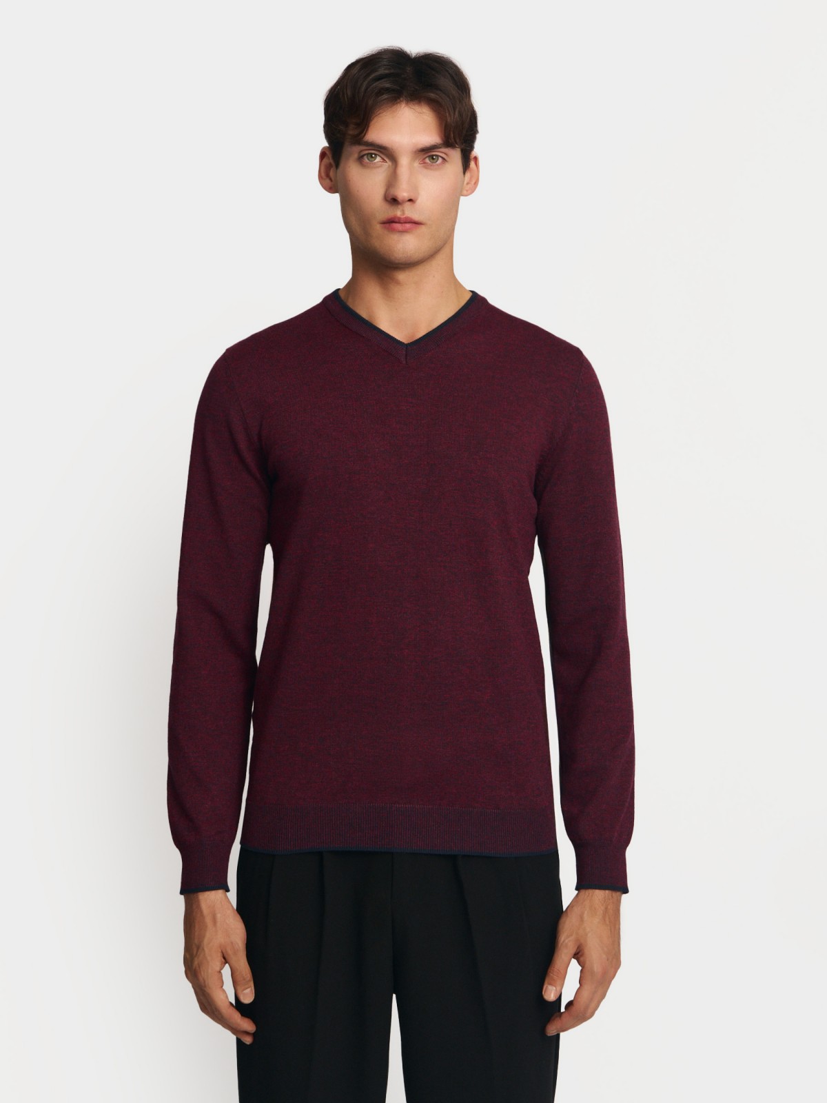 Тонкий трикотажный джемпер с вырезом