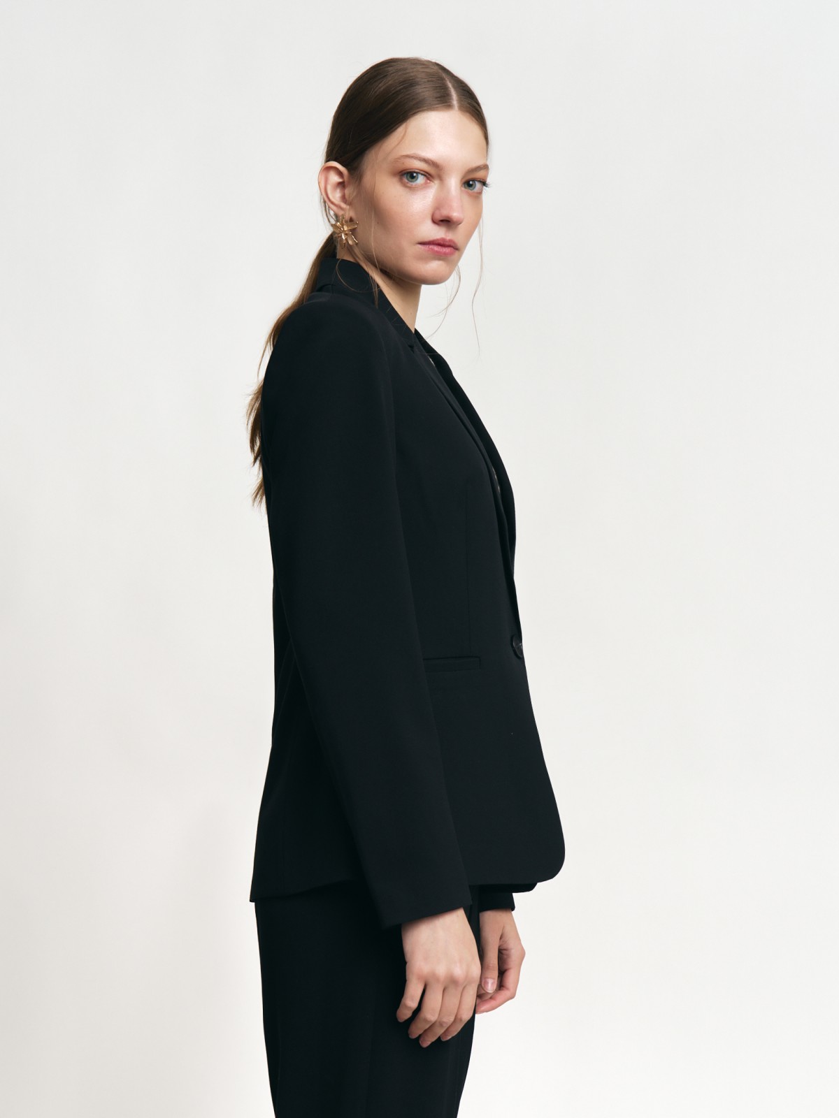 Однобортный жакет прилегающего силуэта на пуговице