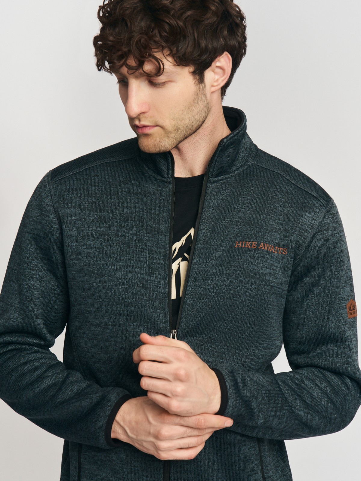 Утеплённая толстовка с воротником-стойкой