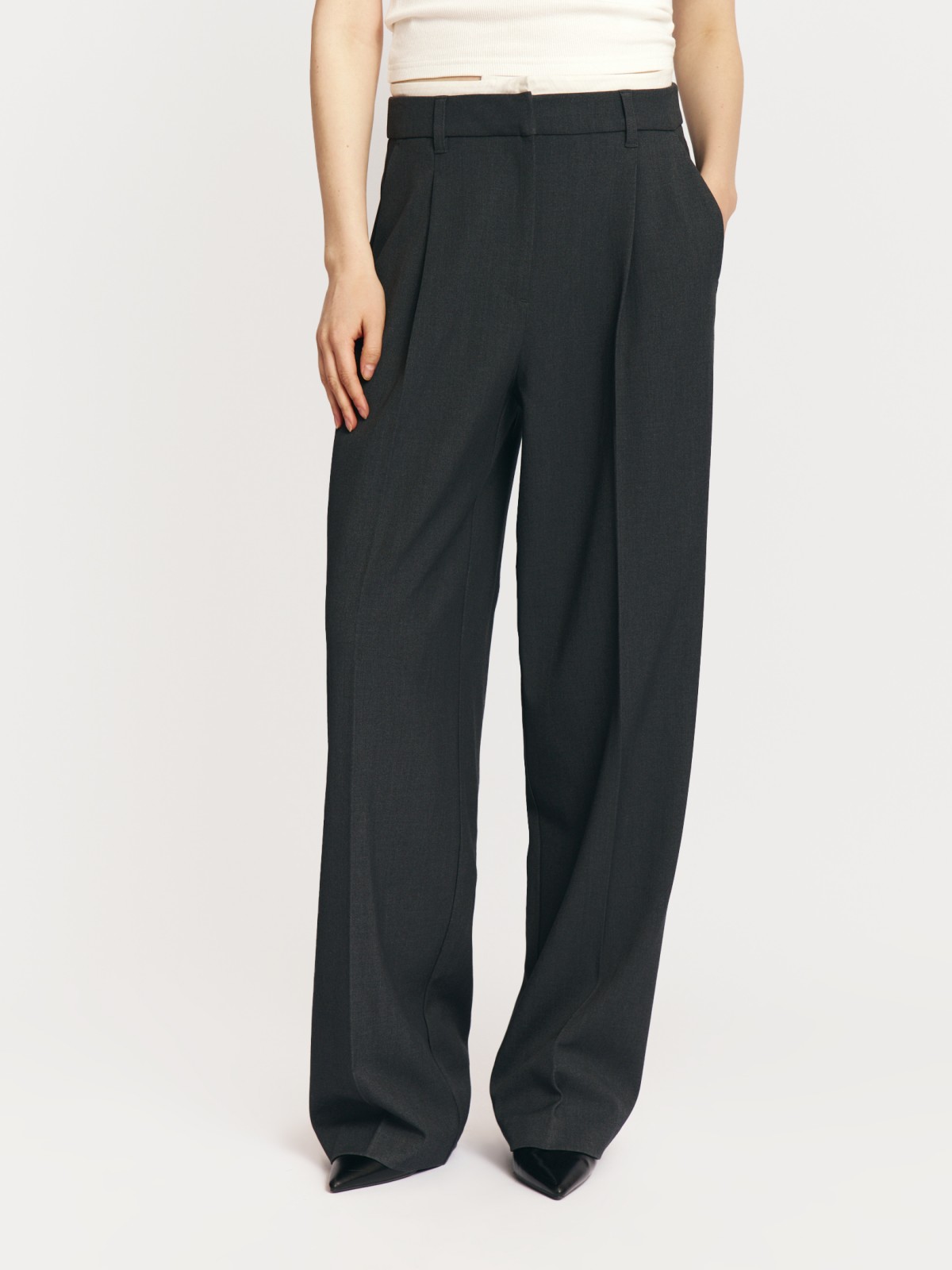 Брюки прямого силуэта с защипами