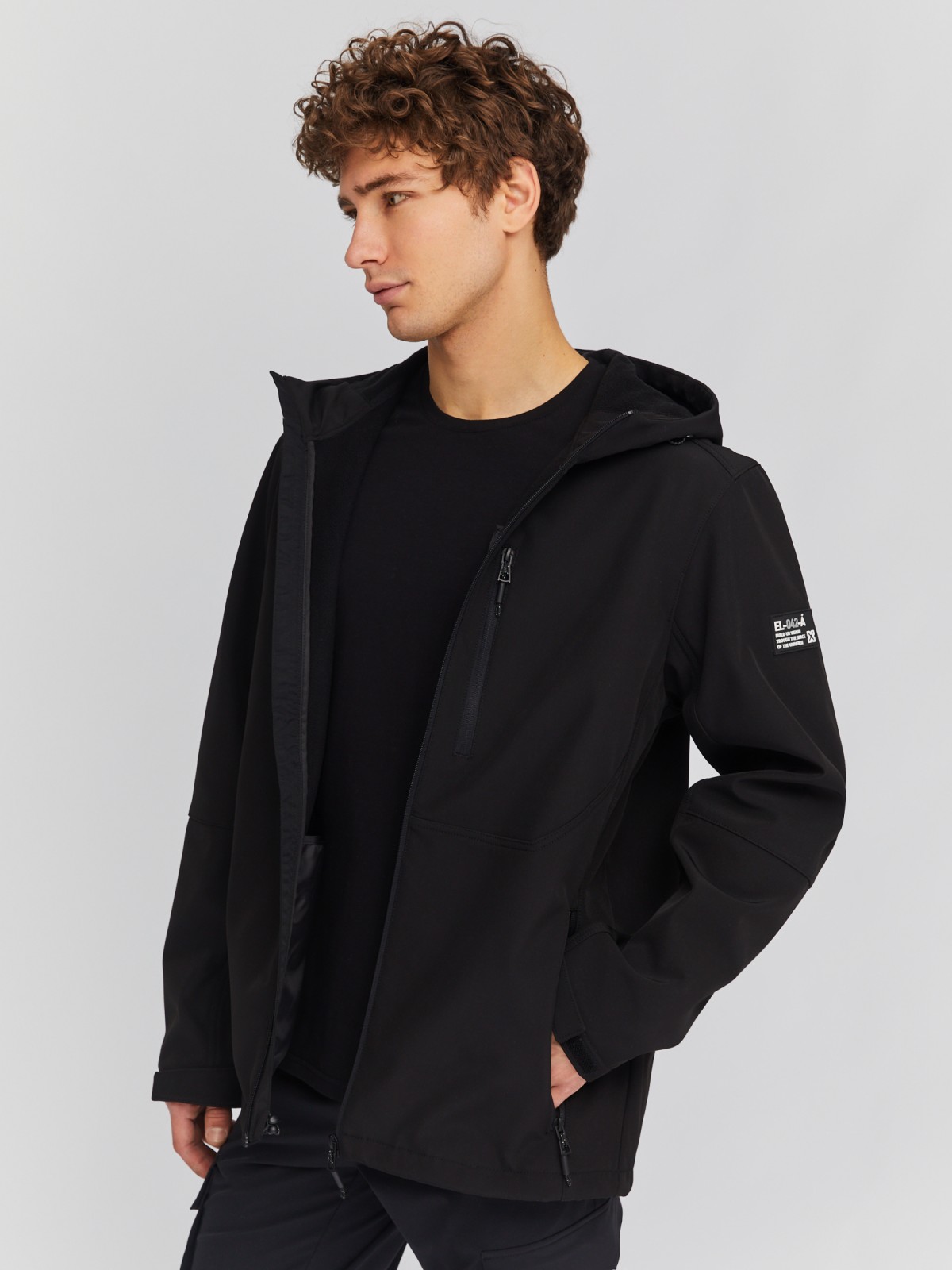 Лёгкая куртка-ветровка с капюшоном zolla черного цвета