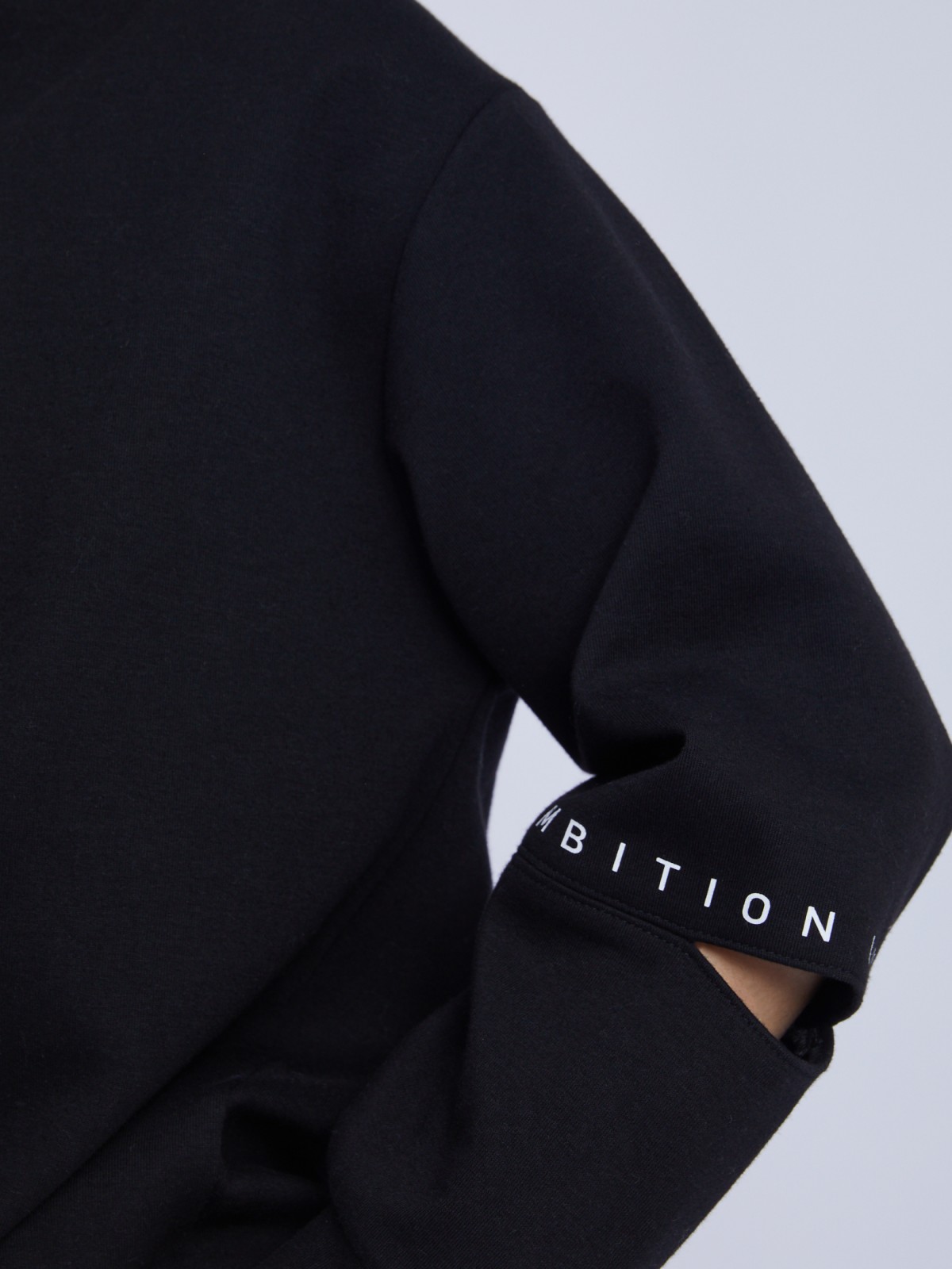 Свитшот оверсайз силуэта с декоративными разрезами и принтом