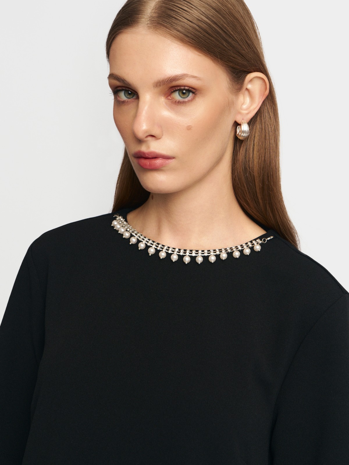 Платье мини с коротким рукавом и цепочкой