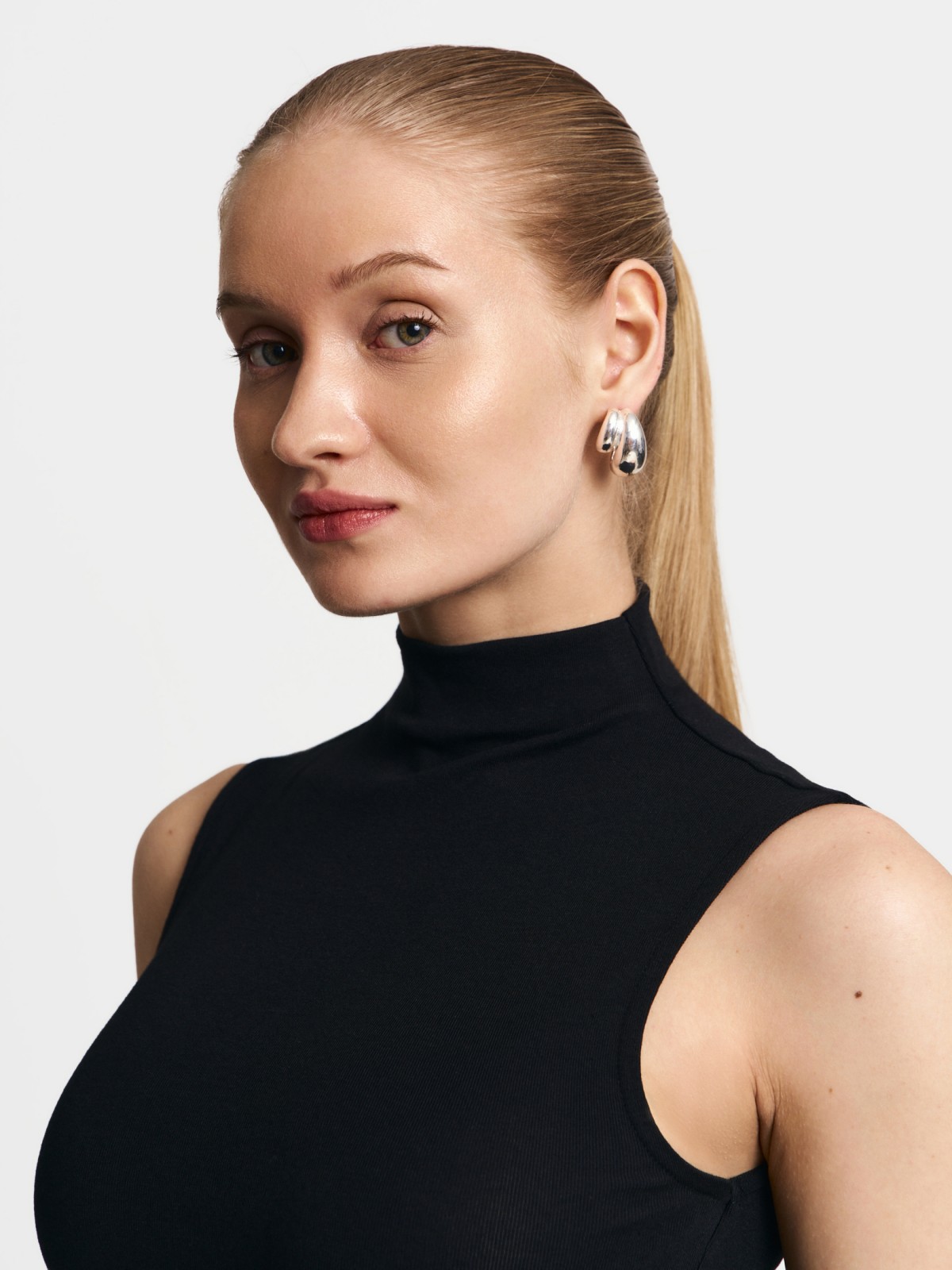 Топ с горлом без рукавов