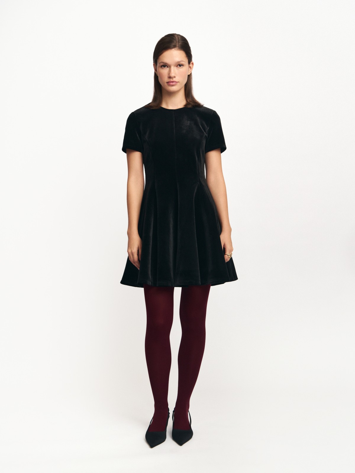 Бархатное платье мини с коротким рукавом