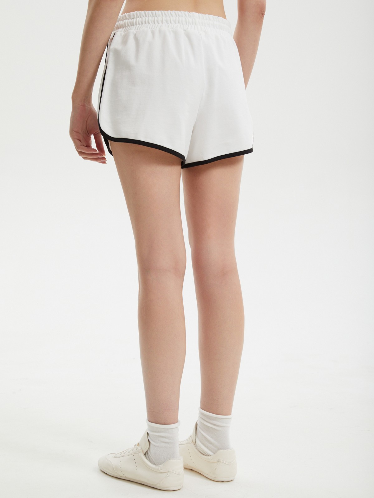 Короткие шорты из хлопка с лампасами