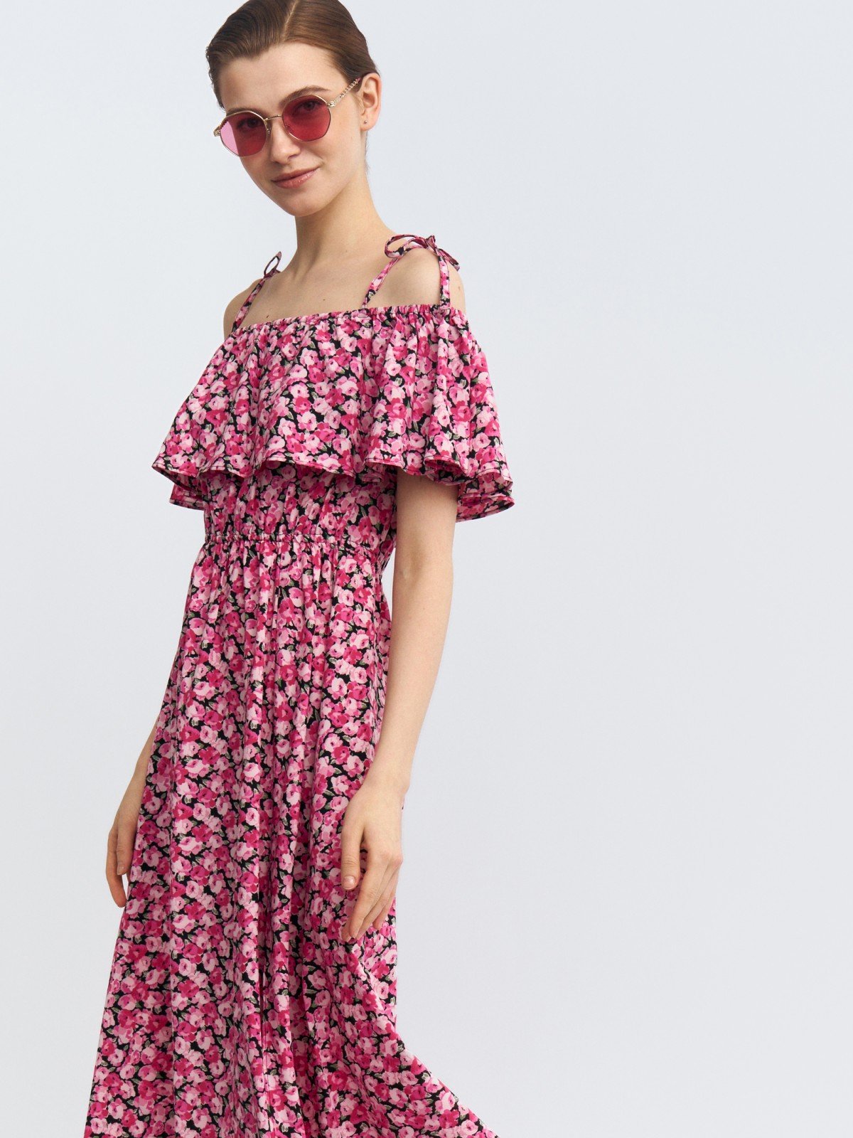 Платье-сарафан с открытыми плечами и разрезом