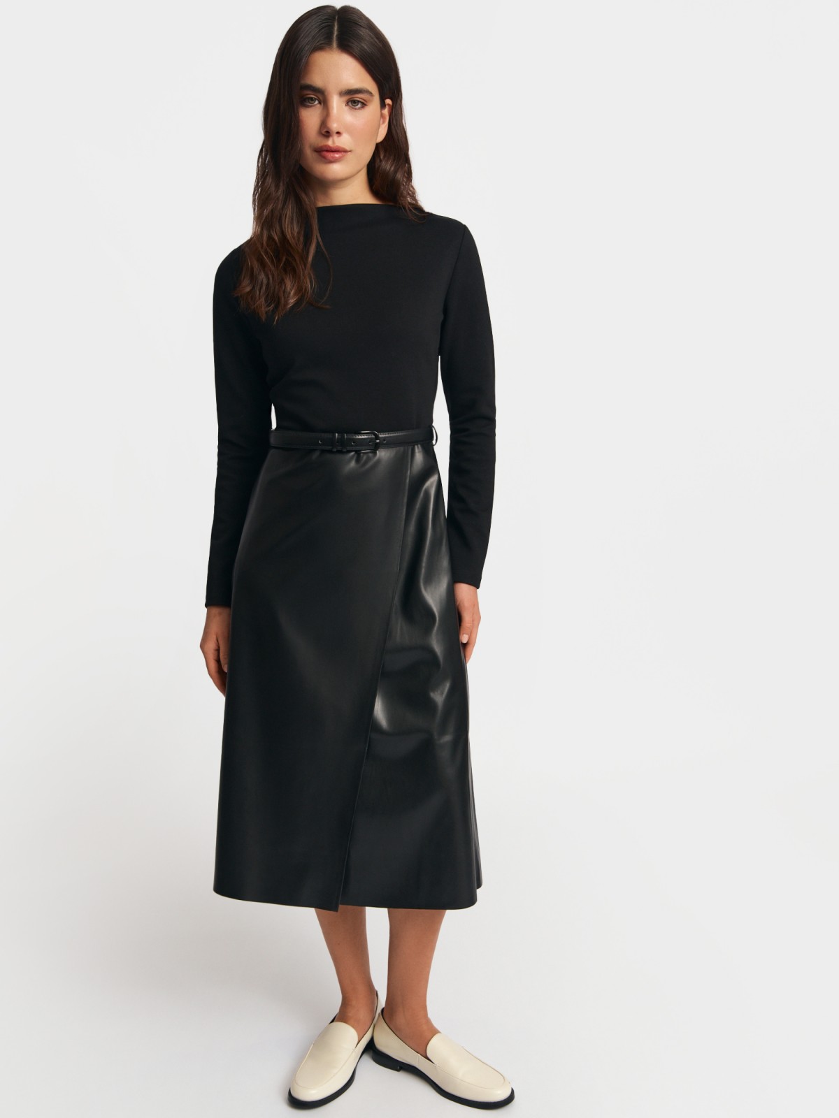 Комбинированное платье миди с запахом и поясом