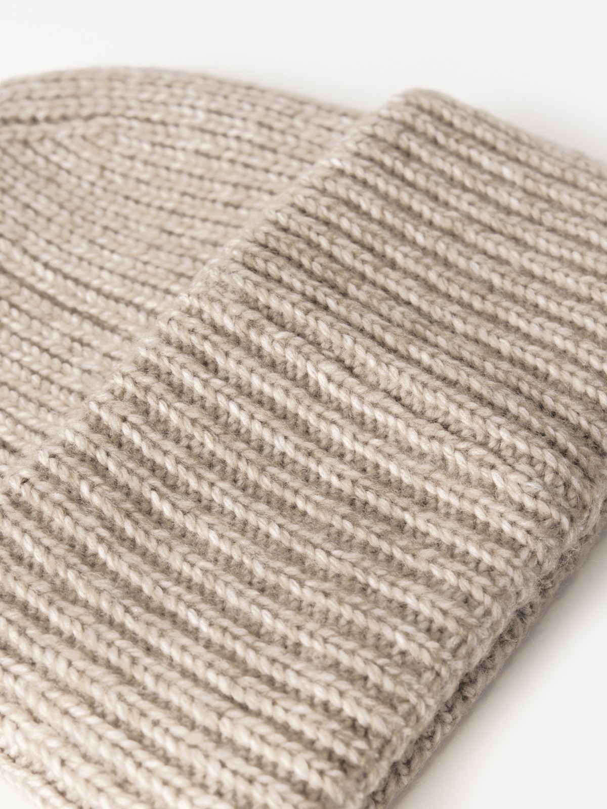 Вязаная шапка-бини с шерстью