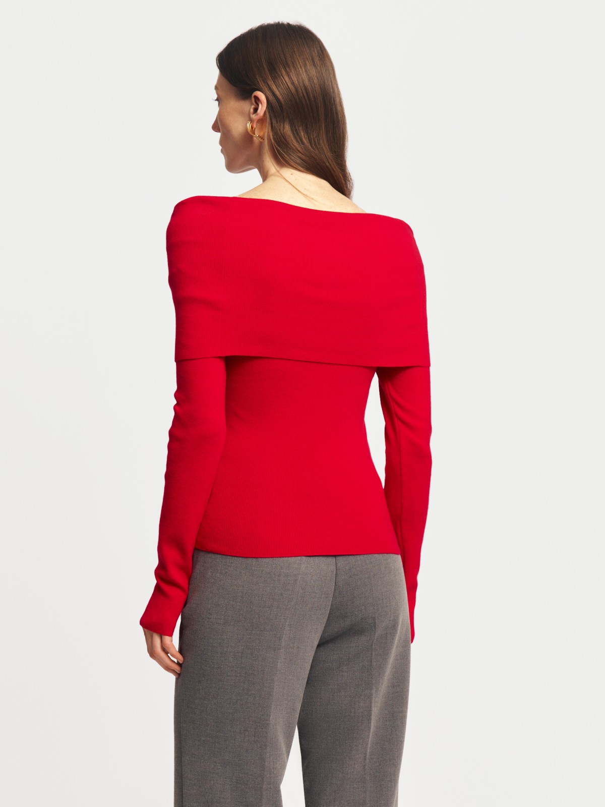 Трикотажный джемпер с открытыми плечами