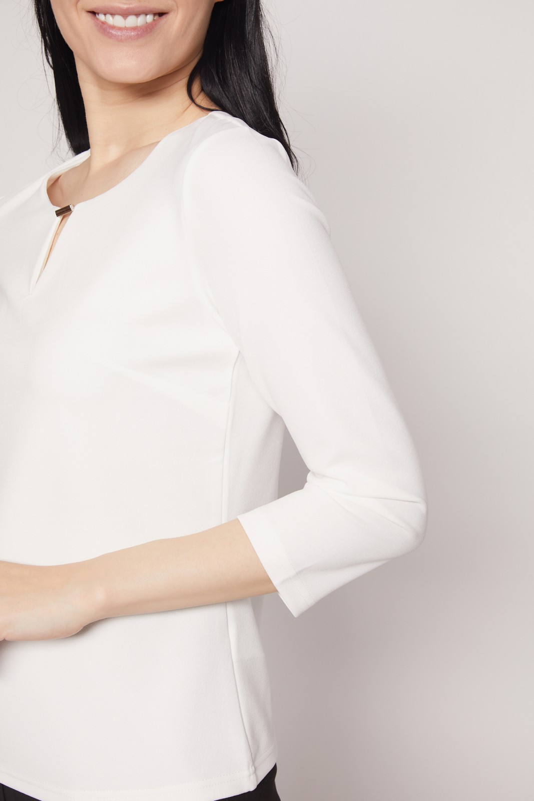 Блузка с фигурным вырезом