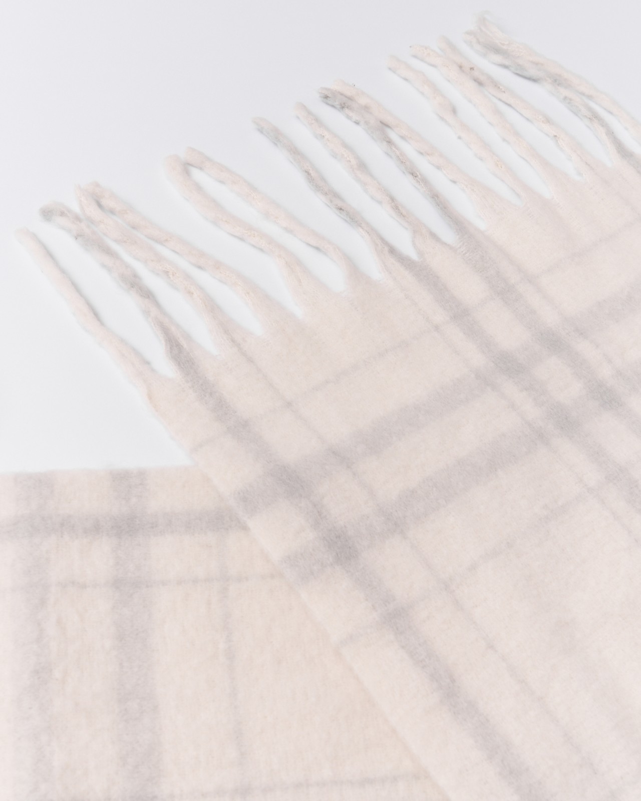 Тёплый шарф в клетку с длинной бахромой