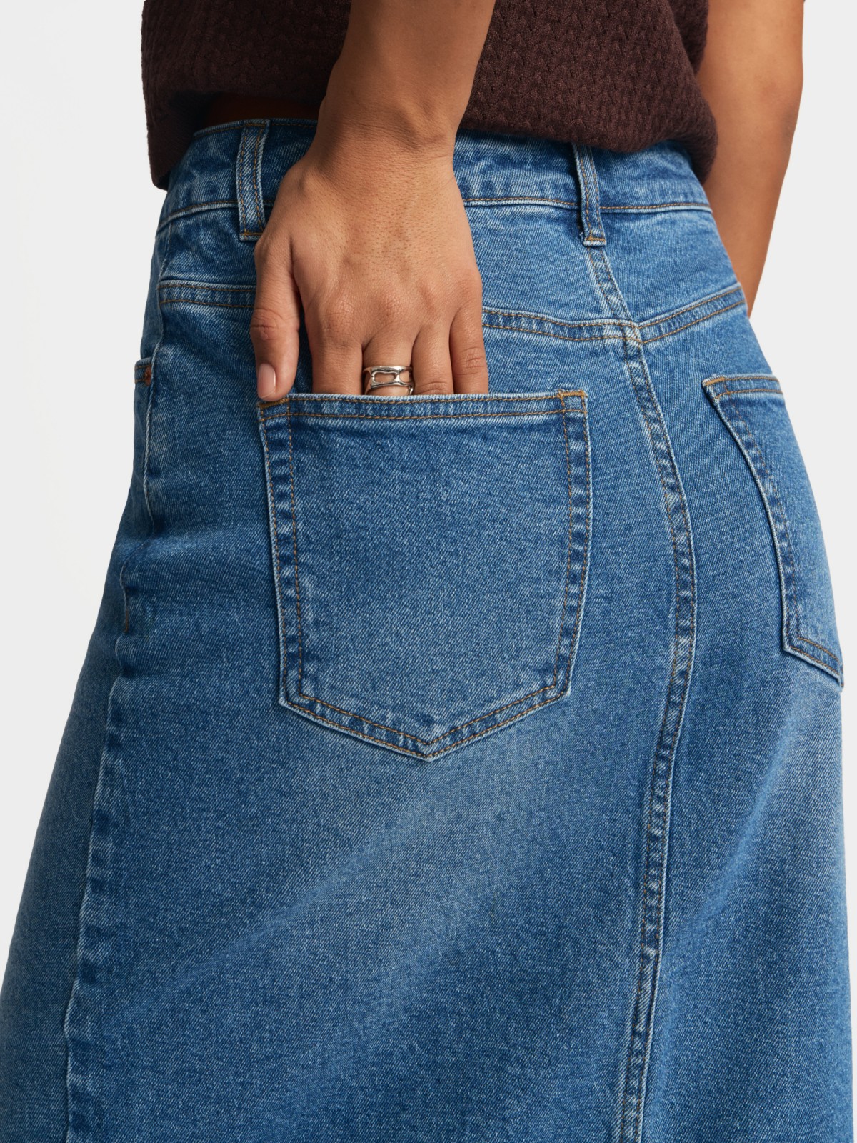 Прямая джинсовая юбка миди с разрезом