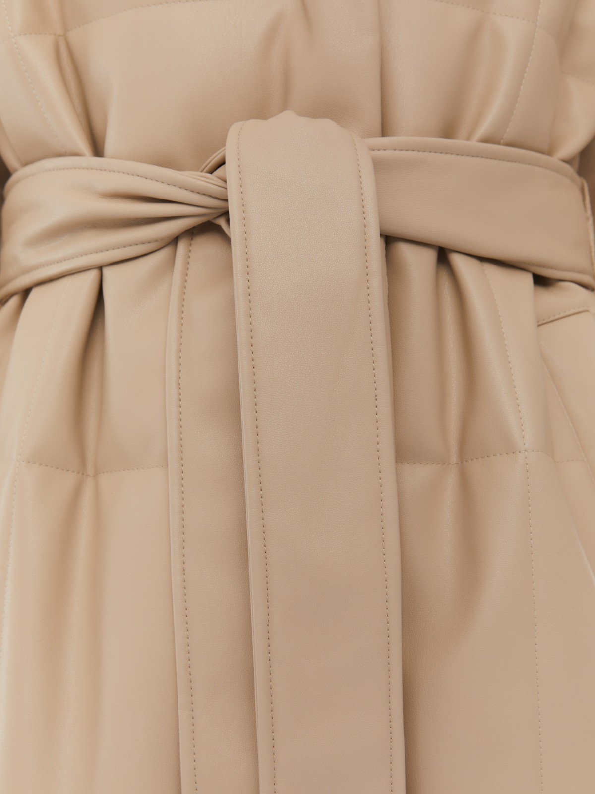 Тёплое пальто из экокожи на синтепоне с воротником-стойкой и поясом