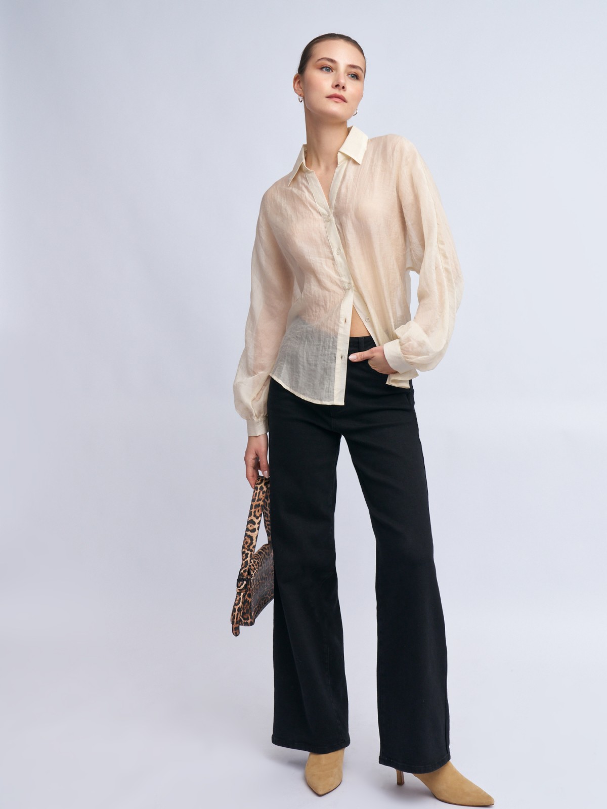 Свободная рубашка оверсайз с вырезом