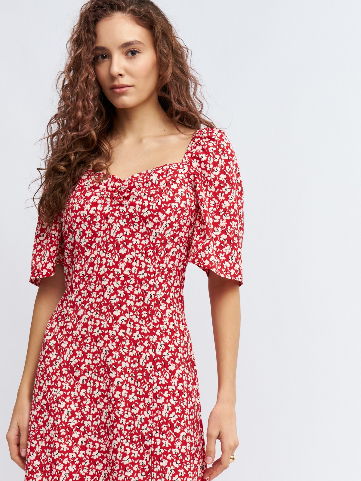 Платье с разрезом и цветочным принтом