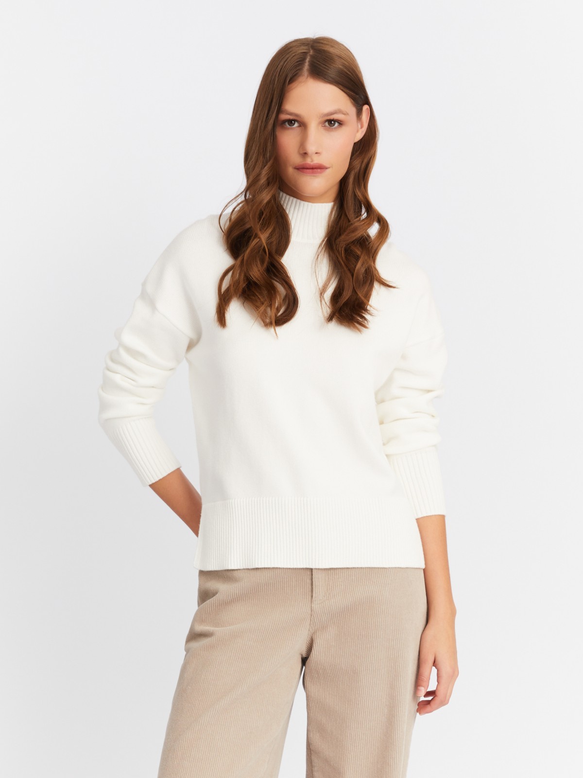 Вязаный свитер с воротником-стойкой zolla белого цвета