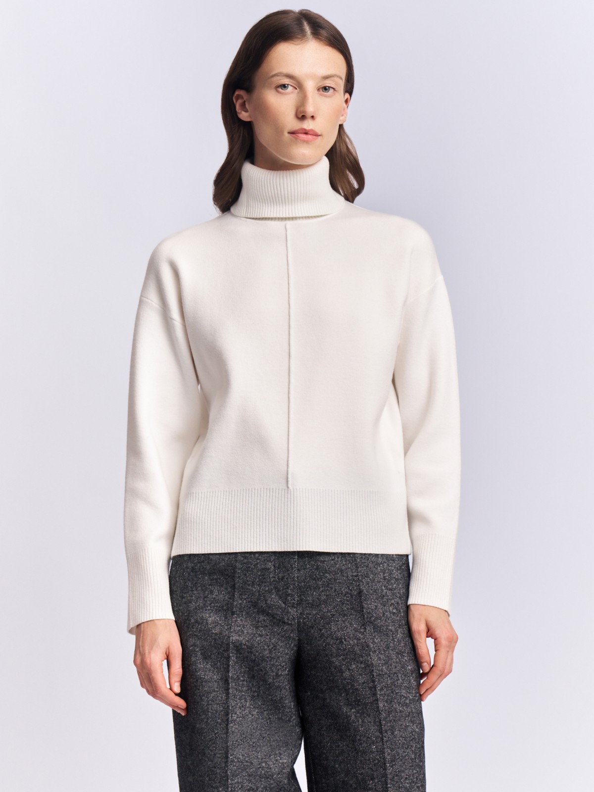 Трикотажный свитер с горлом