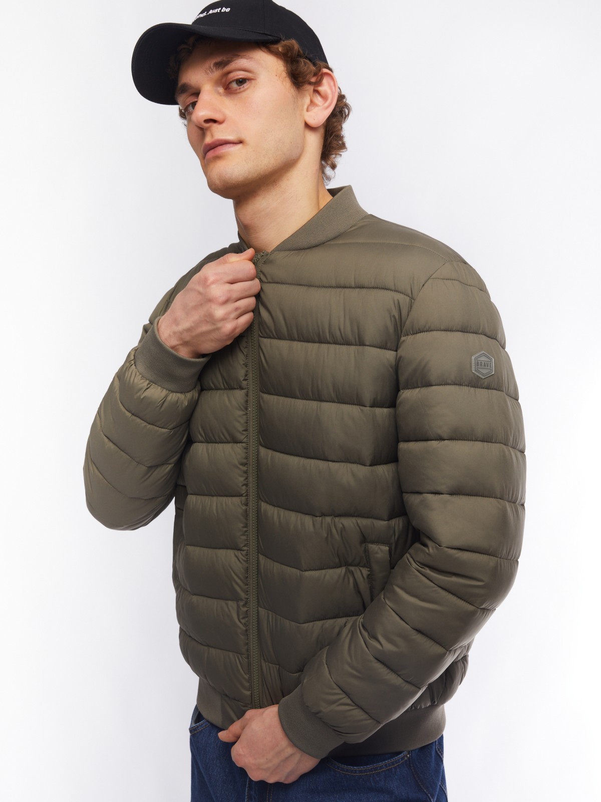 Лёгкая утеплённая куртка-бомбер с воротником-стойкой zolla 014125102104, цвет хаки, размер M - фото 1