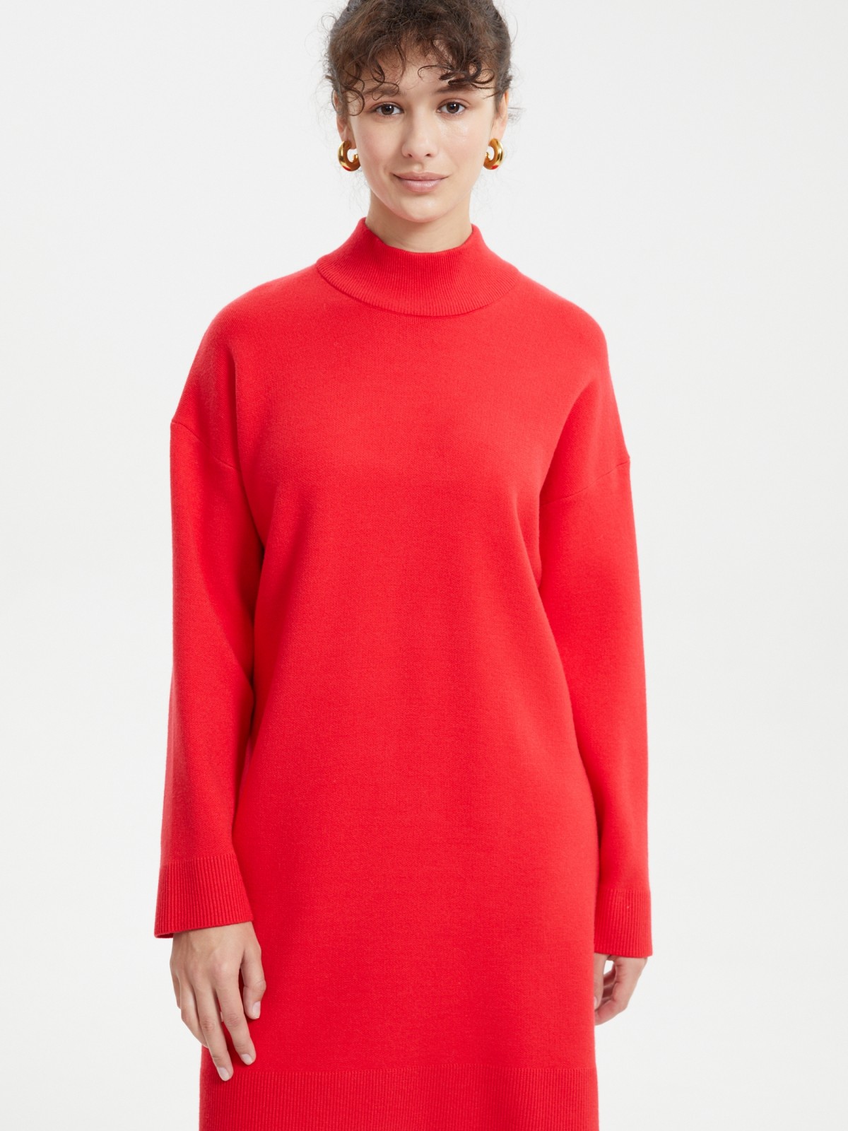 Вязаное платье-свитер с горлом