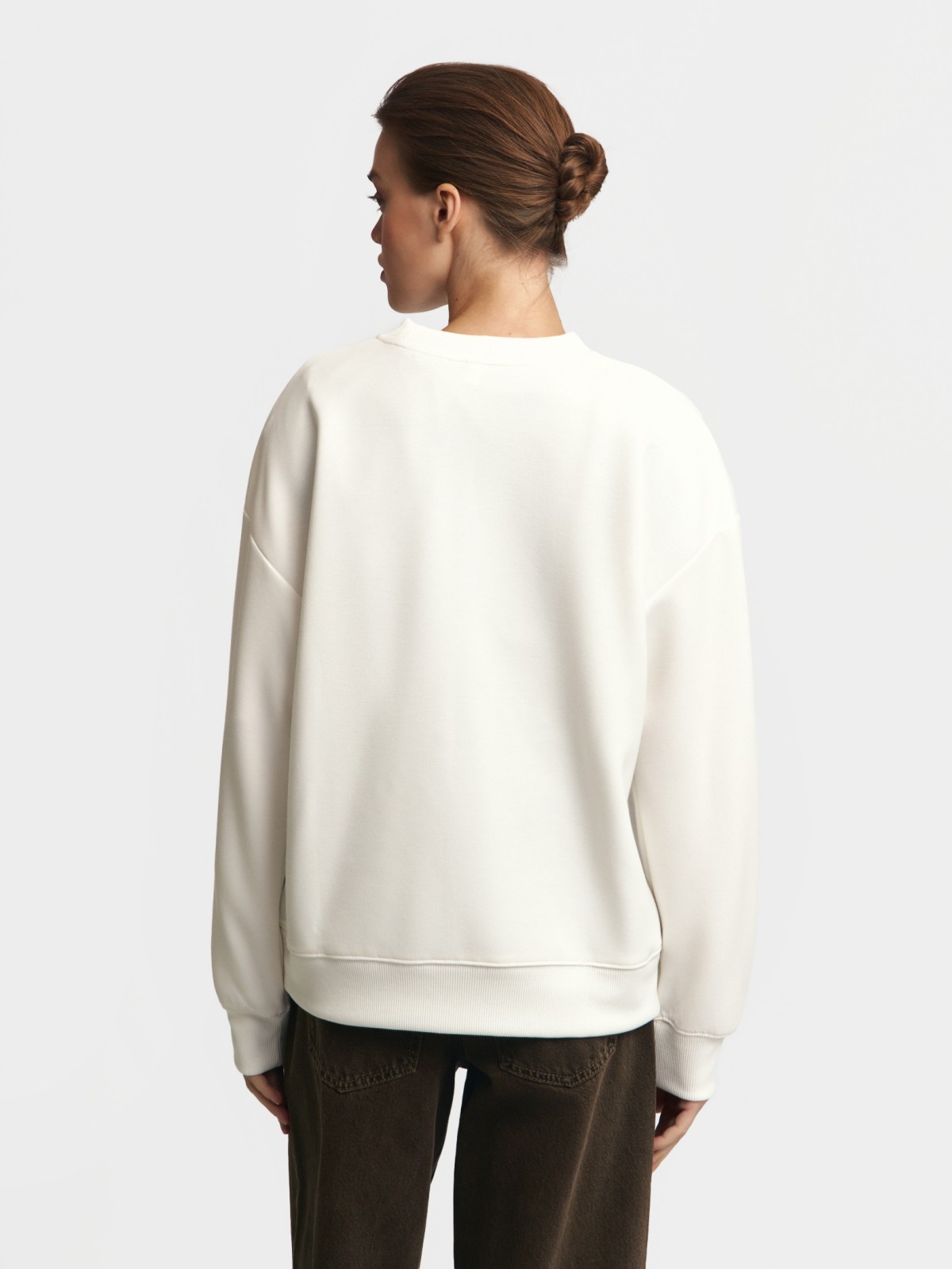 Свитшот с акцентным принтом на груди